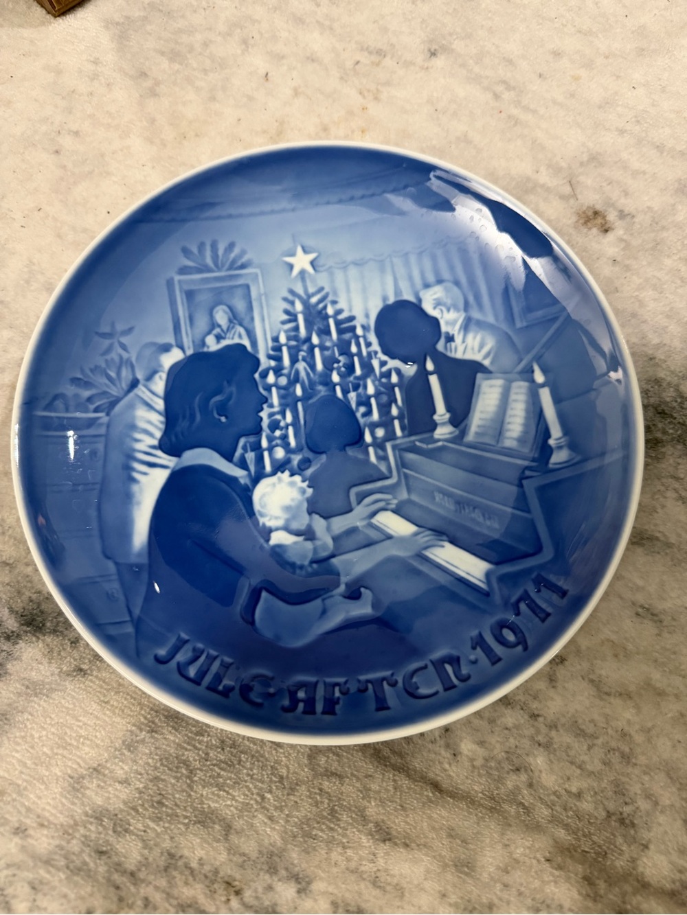 Royal Copenhagen Bing & Grondahl Christmas Warmth Holiday Plate 1971